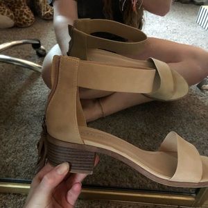 Sandals with heel and tassel zipper